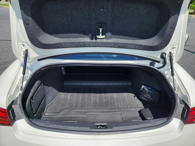 Photo of 2017 White INFINITI Q60