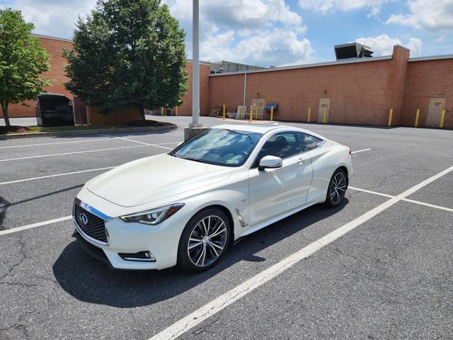 Photo of 2017 White INFINITI Q60