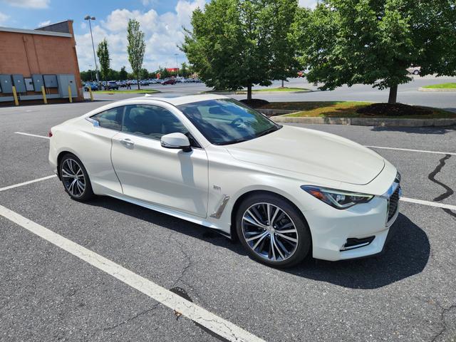 Photo of 2017 White INFINITI Q60
