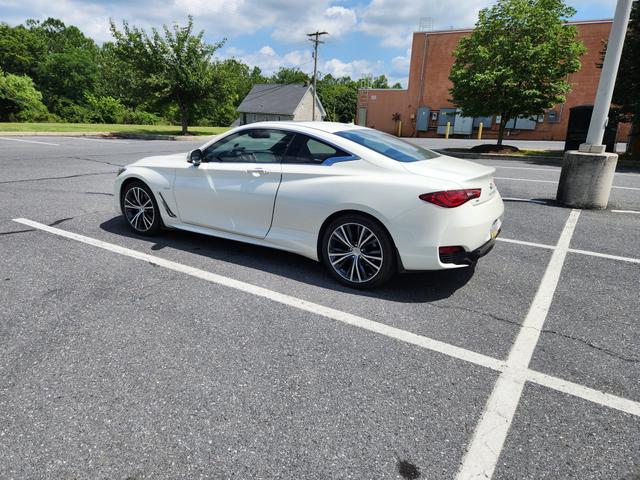 Photo of 2017 White INFINITI Q60