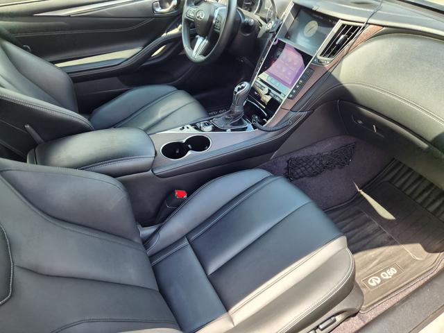 Photo of 2017 White INFINITI Q60