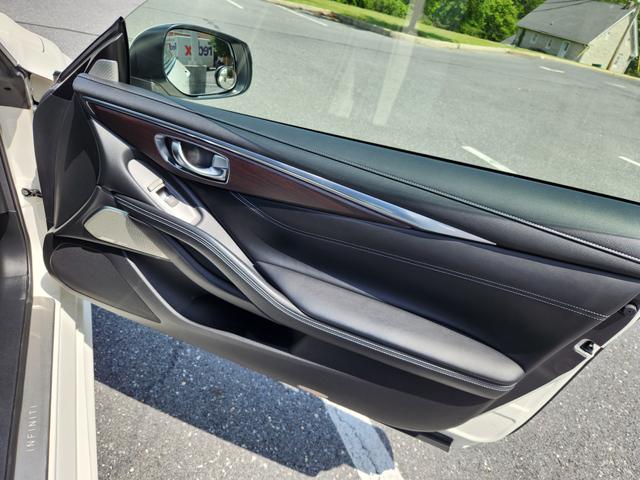 Photo of 2017 White INFINITI Q60