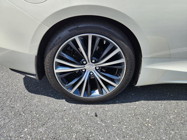 Photo of 2017 White INFINITI Q60
