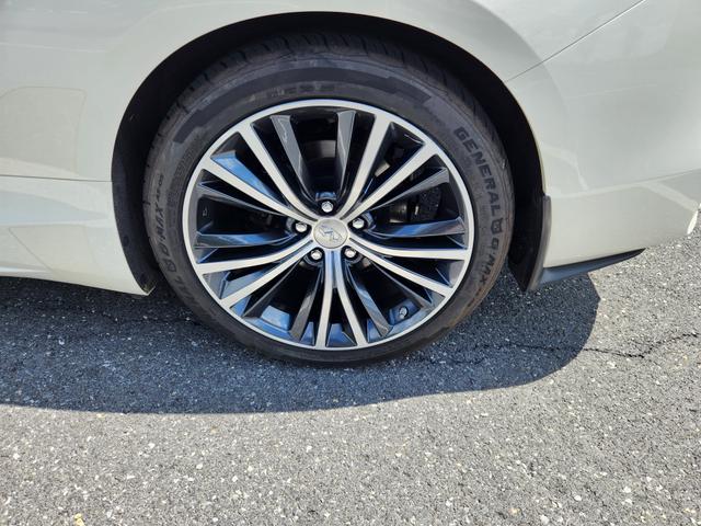 Photo of 2017 White INFINITI Q60