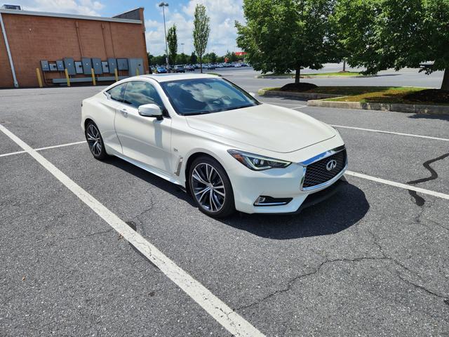 Photo of 2017 White INFINITI Q60