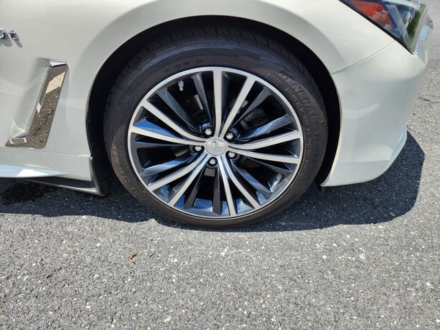 Photo of 2017 White INFINITI Q60