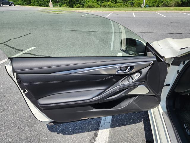 Photo of 2017 White INFINITI Q60