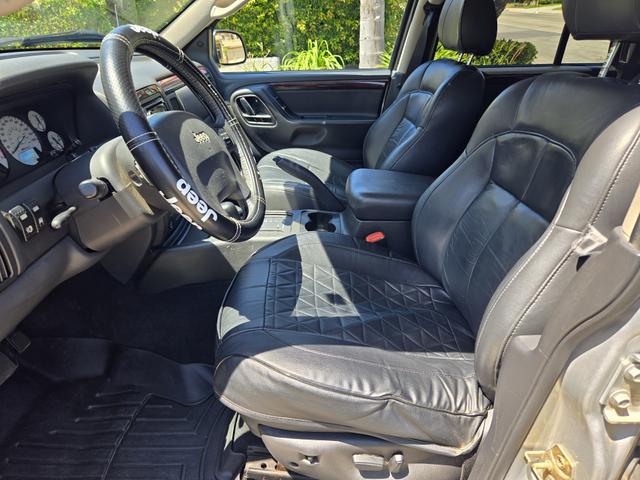 Photo of 2004 Silver Jeep Grand Cherokee