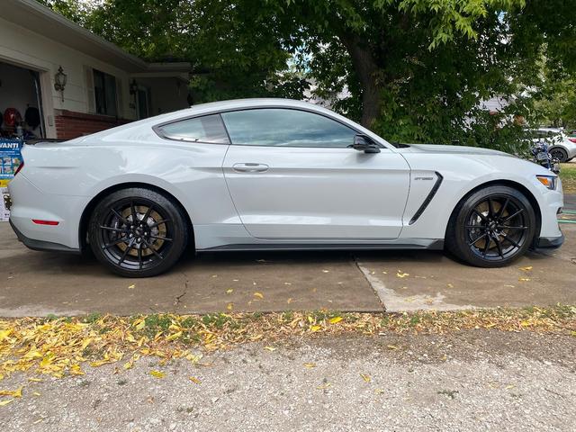 Photo of 2016 Gray Ford Shelby GT350