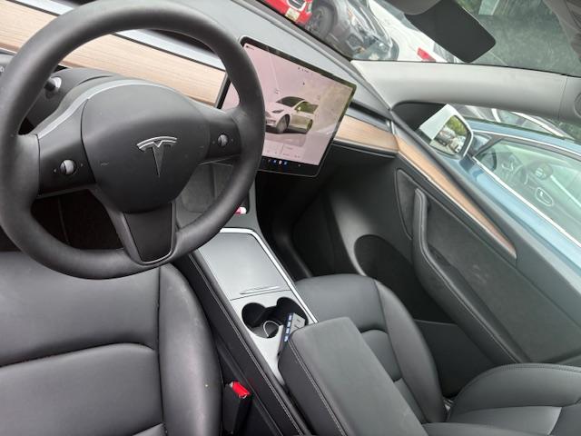 Photo of 2025 White Tesla Model Y