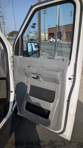 Photo of 2010 White Ford E350 Super Duty