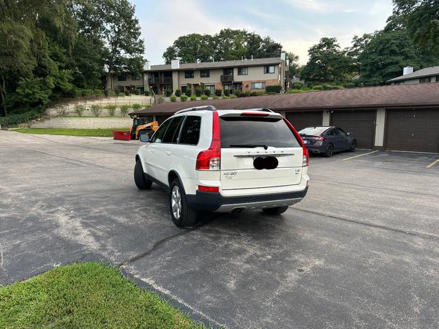 Photo of 2010 White Volvo XC90
