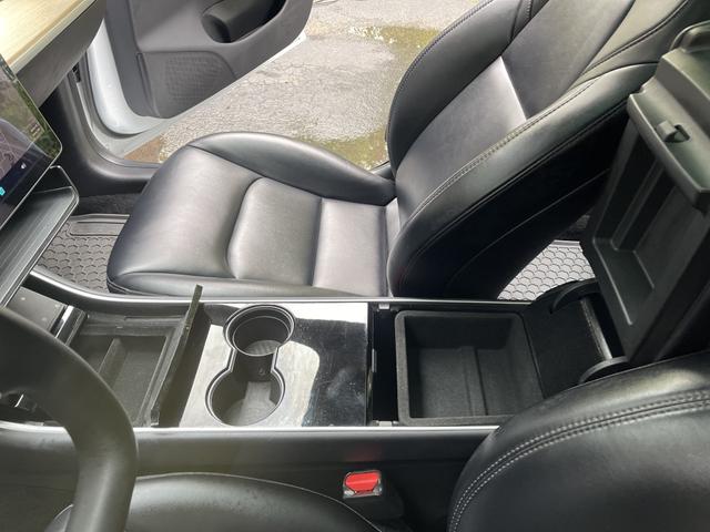 Photo of 2019 White Tesla Model 3