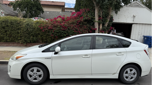 Photo of 2010 White Toyota Prius