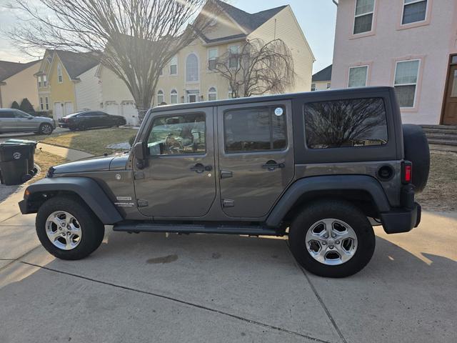 Photo of 2017 Gray Jeep Wrangler Unlimited