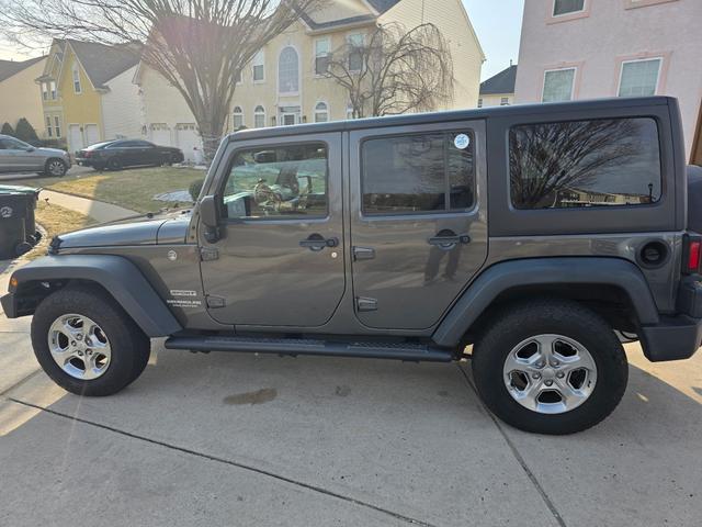 Photo of 2017 Gray Jeep Wrangler Unlimited