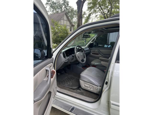 Photo of 2007 White Toyota Sequoia