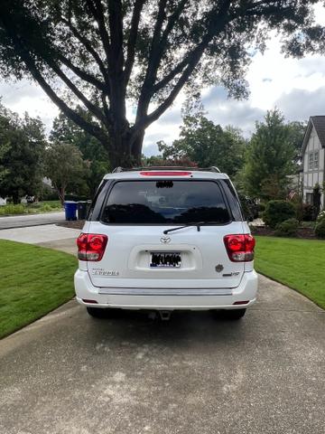 Photo of 2007 White Toyota Sequoia