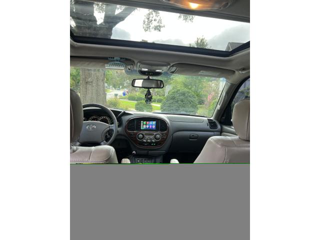 Photo of 2007 White Toyota Sequoia