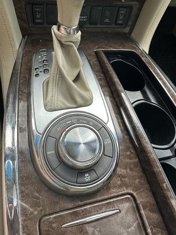 Photo of 2015 White INFINITI QX80
