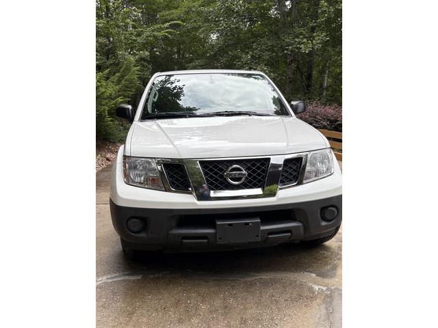 Photo of 2013 White Nissan Frontier