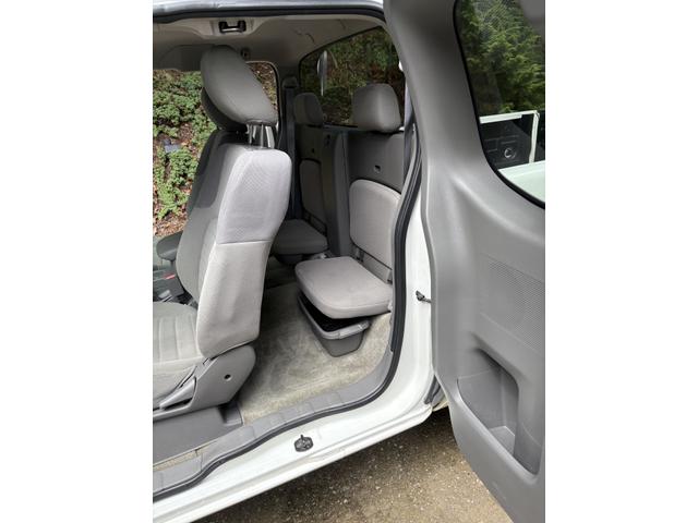 Photo of 2013 White Nissan Frontier