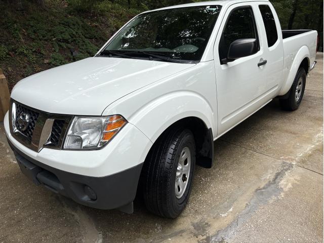 Photo of 2013 White Nissan Frontier