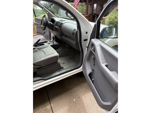 Photo of 2013 White Nissan Frontier