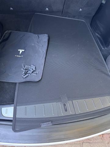 Photo of 2017 White Tesla Model X