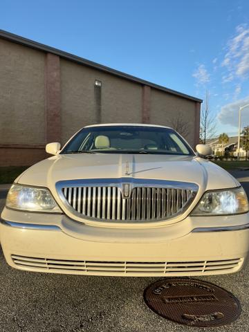 Photo of 2004 White Lincoln Town Car