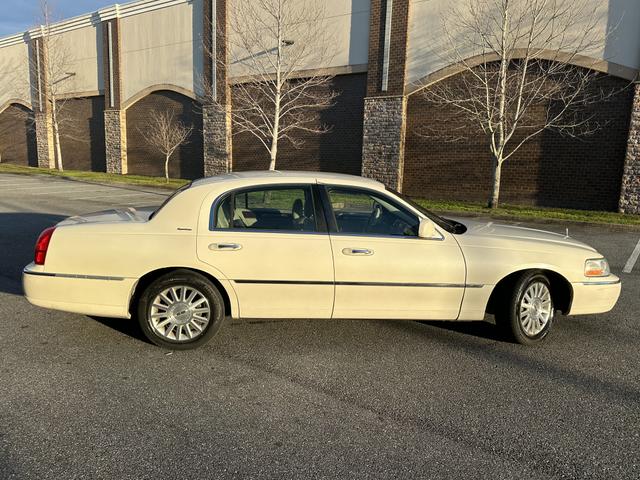 Photo of 2004 White Lincoln Town Car
