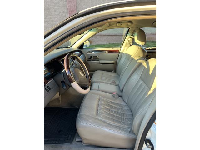 Photo of 2004 White Lincoln Town Car