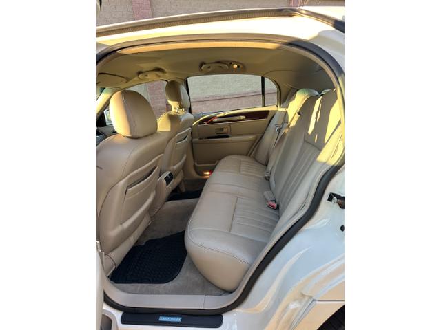 Photo of 2004 White Lincoln Town Car