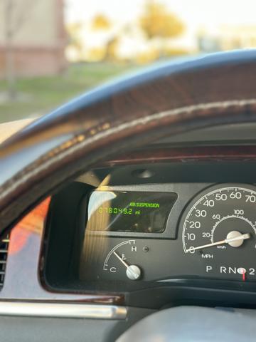 Photo of 2004 White Lincoln Town Car