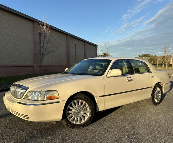 Photo of 2004 White Lincoln Town Car