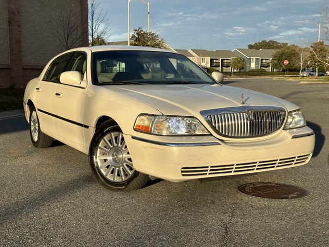 Photo of 2004 White Lincoln Town Car