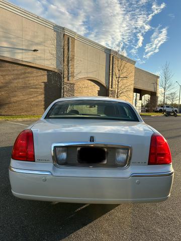 Photo of 2004 White Lincoln Town Car
