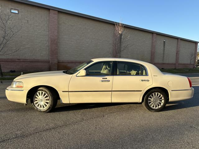 Photo of 2004 White Lincoln Town Car