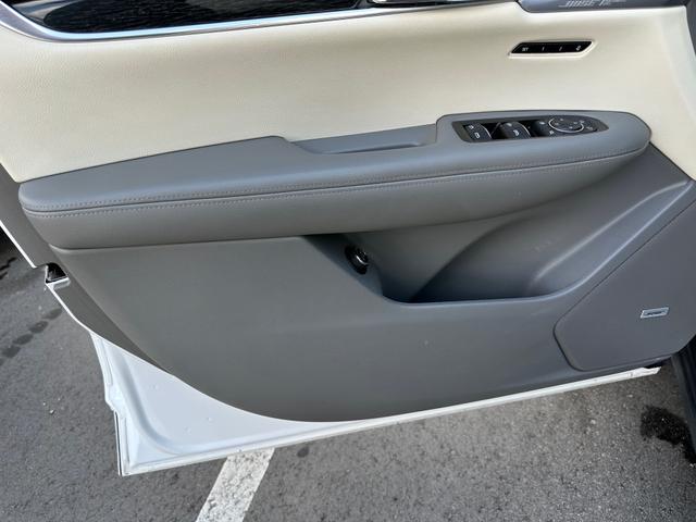 Photo of 2020 White Cadillac XT6