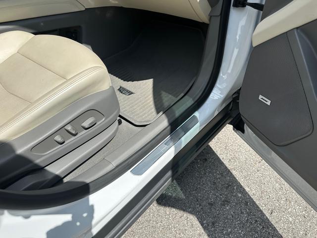 Photo of 2020 White Cadillac XT6