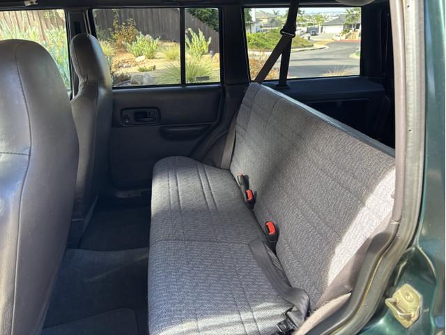 Photo of 2001 Green Jeep Cherokee