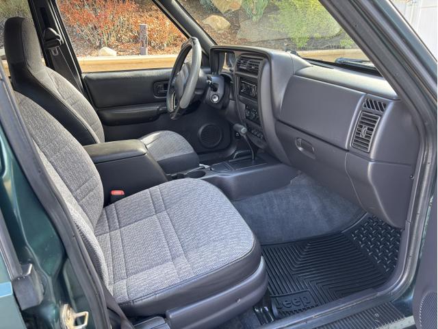 Photo of 2001 Green Jeep Cherokee