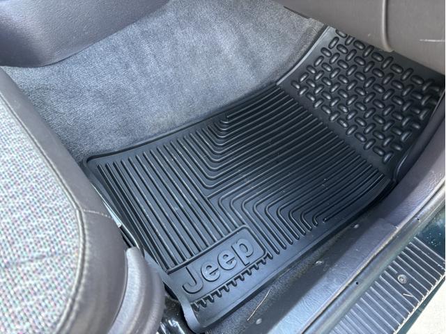 Photo of 2001 Green Jeep Cherokee