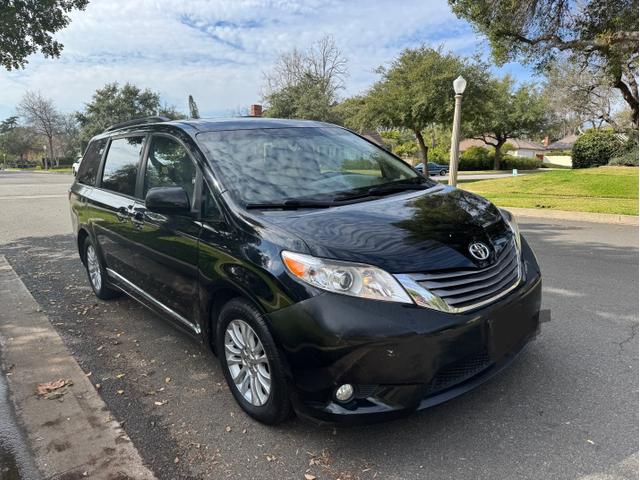 Photo of 2015 Black Toyota Sienna