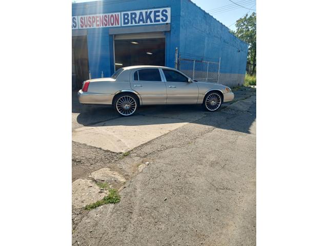 Photo of 2000 Gold Lincoln Town Car
