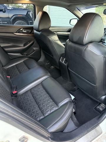 Photo of 2017 White Nissan Maxima