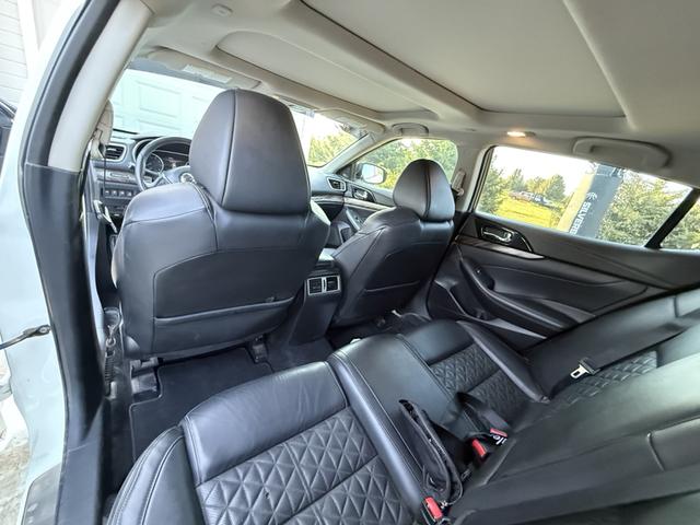 Photo of 2017 White Nissan Maxima