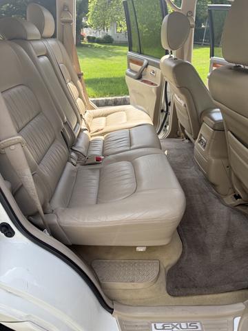 Photo of 2007 White Lexus LX 470
