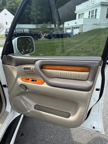 Photo of 2007 White Lexus LX 470
