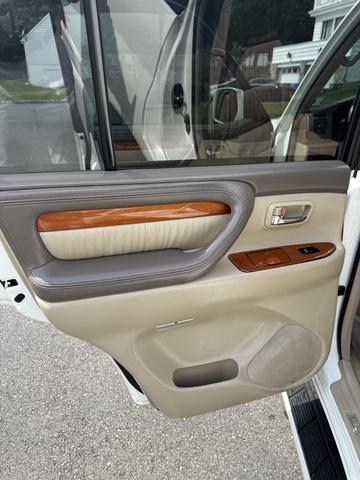 Photo of 2007 White Lexus LX 470